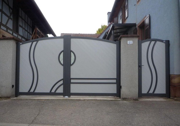 moderné-záhradné-brány-kov-hliník-bielo-sivé-dekoratívne prvky
