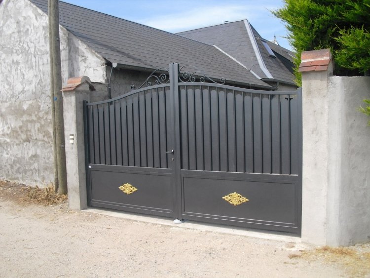 moderné-záhradné-brány-kov-hliník-nepriehľadné-zlaté-dekorácie