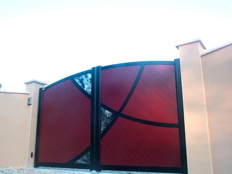 moderné-záhradné-brány-kov-nepriehľadné-hliník-červené-sklenené-vložky