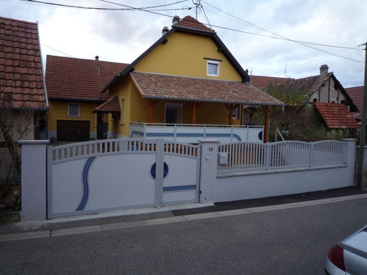 moderné-záhradné-brány-kov-biela-hliník-modré-prvky