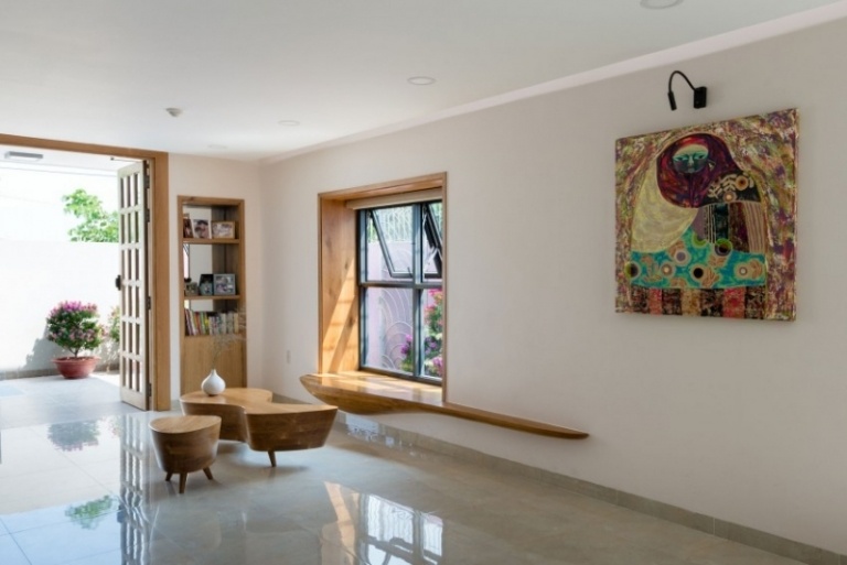 chodbu zdobia krásne umelecké predmety moderná-obývacia-nápady-predsieň-okno-dvere-obraz-umelecká-drevená taburetka