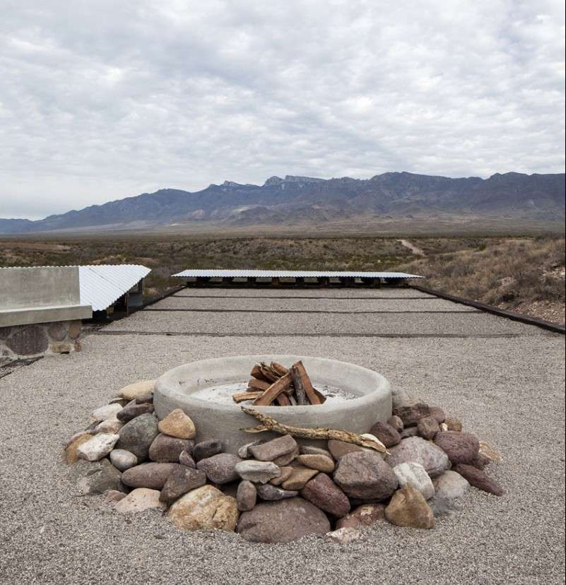 Krb na streche zaisťuje nádherný výhľad moderné-bývanie-nápady-krb-kamene-štrk-okrúhle-palivové drevo-strecha