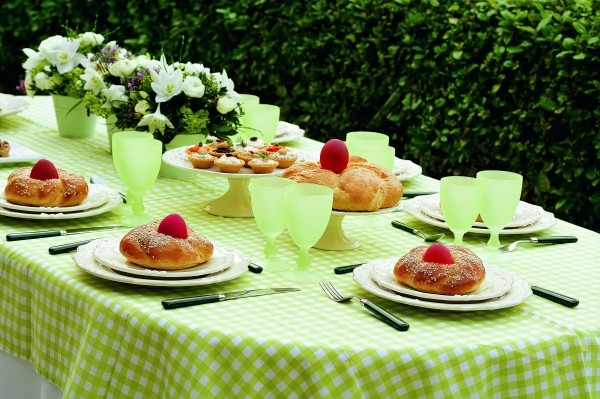 dekorácia stola veľkonočná záhrada zelený obrus červené vajíčka