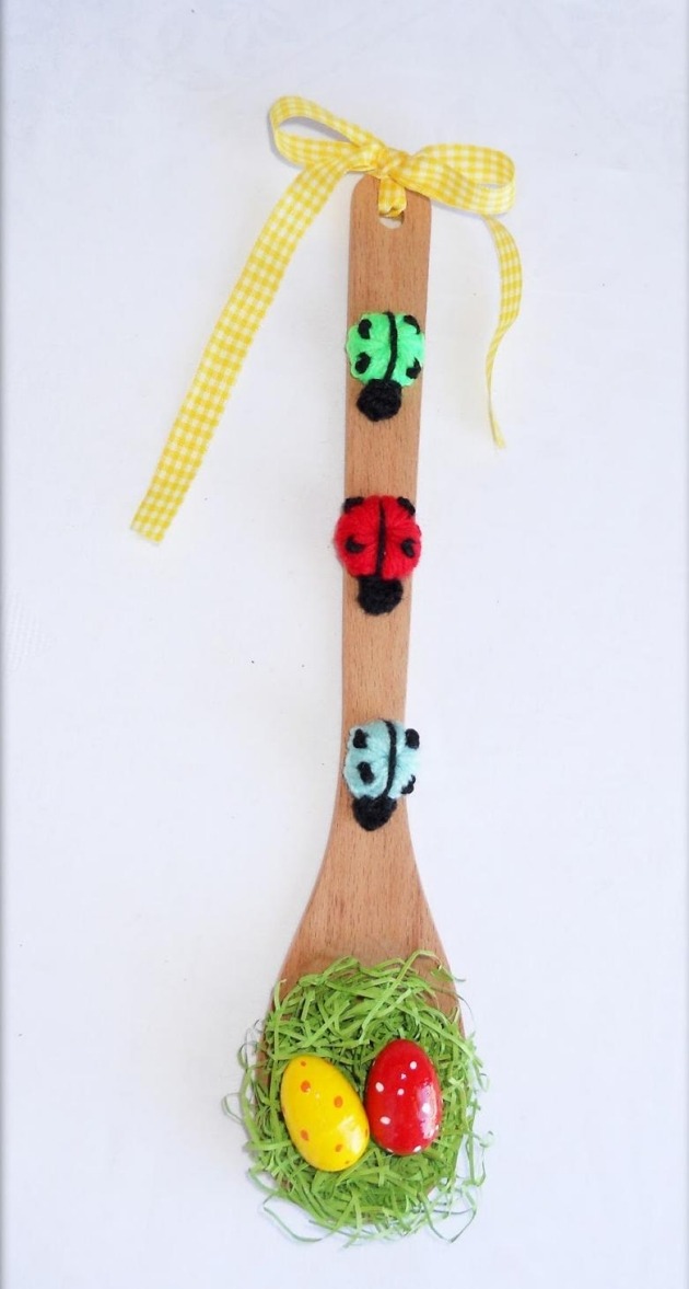 veľkonočné ručné práce drevená lyžica ozdobiť mašľu