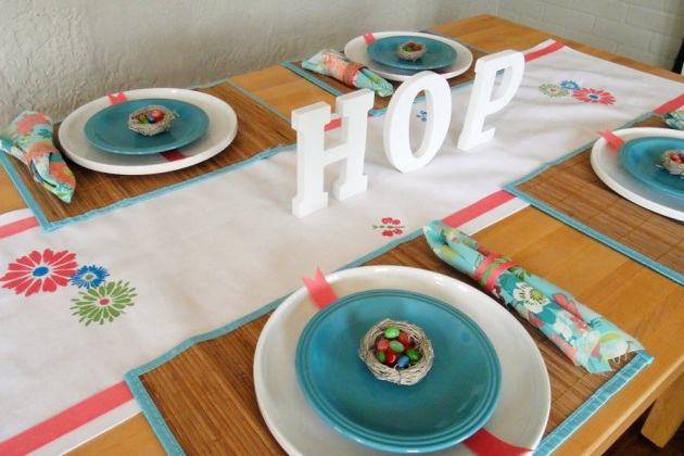 veľkonočné dekorácie nápady stôl modré ružové obrúsky malé veľkonočné hniezda sladkosti