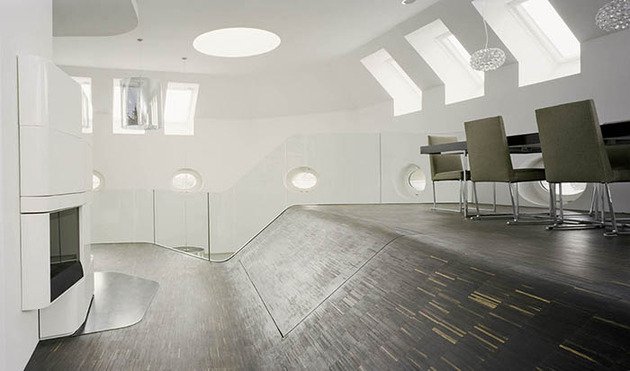 sedačka-v-podlahe-skrytá-pred-krbom