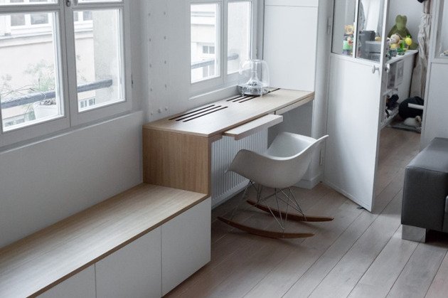 lavica s oknom na stôl nad radiátorom