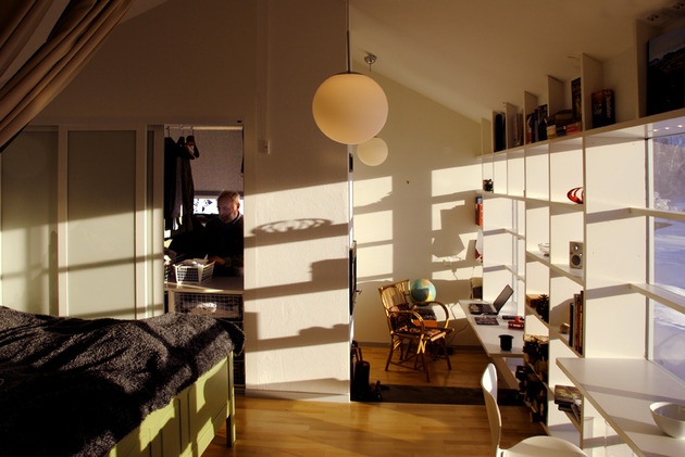 polica-stena-okná-pozdĺž-denného svetla-spálňa