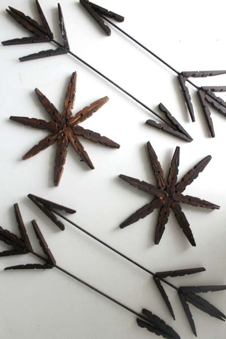 Snehové vločky a šípy z drevených štipcov na bielizeň v rustikálnom vzhľade dreva Remeselné nápady-štipce na bielizeň-vianočné-drevené-snehové vločky-šípky-kreatívne