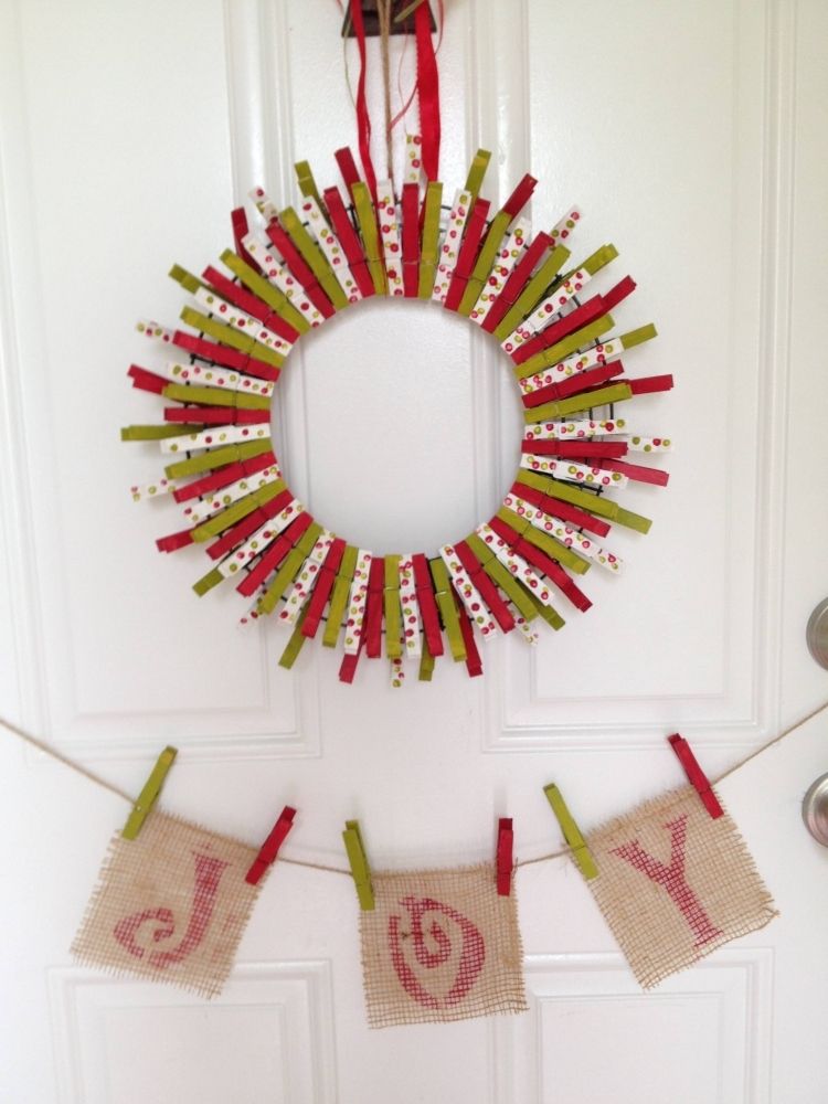 Veniec do dverí zo štipcov na bielizeň zelený, červený a vzorovaný tinkering-nápady-špendlíky-vianočné-dverové-veniec-okrúhle-zelené-červené-nápad-kreatívne