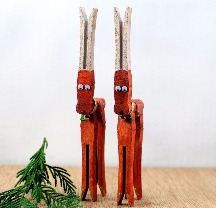 zábavný jeleň s googly očami vyrobeným z drevených štipcov na bielizeň Crafting-nápady-štipce na bielizeň-vianočné-drevené-jelene-vtipné-farby-kreatívne-nápad