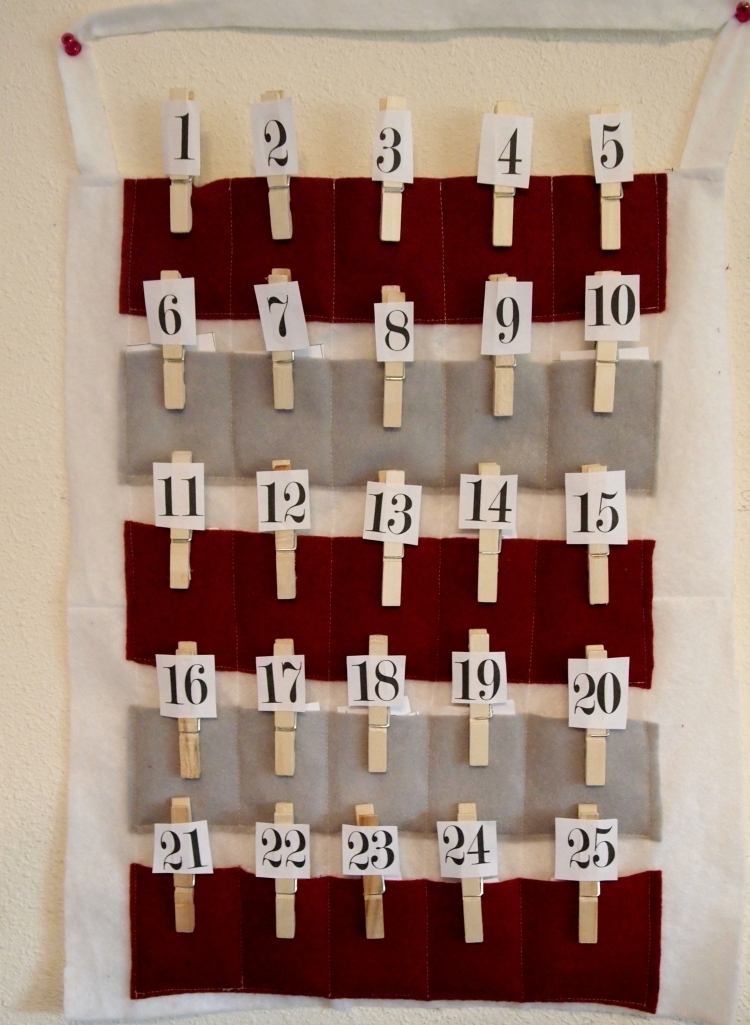 Vytvorte si vlastný adventný kalendár - z látky a drevených štipcov na bielizeň Crafting-nápady-umývanie-kolíček-vianočný-advent-kalendár-látka-vreckové čísla