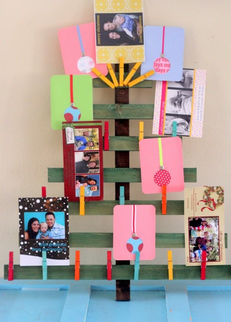 kreatívny vianočný stromček s rodinnými fotografiami a pohľadnicami drotárstvo-nápady-špendlíky-vianočné-drevo-vianočné-strom-drotár-drevo-lamelové-karty-diy