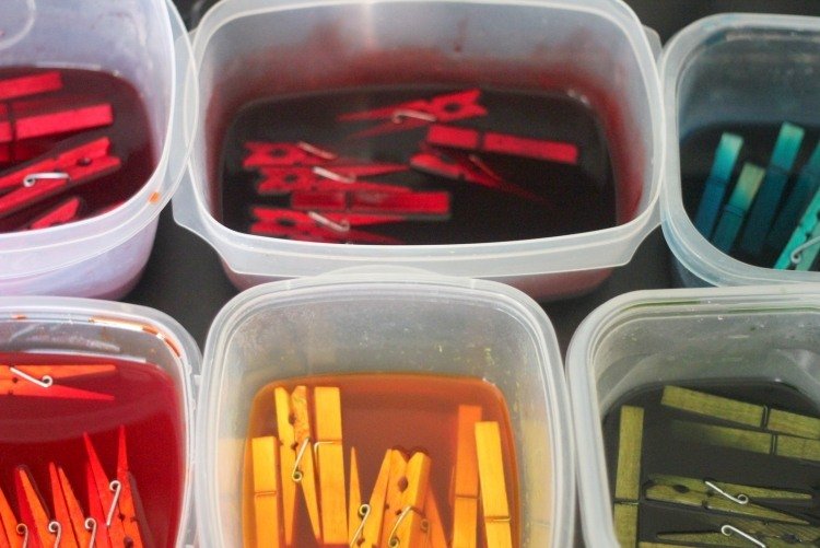 Drevené štipce na bielizeň zafarbite farbou na vodnej báze Crafting-nápady-umývacie kolíky-vianočné-farby-dreva-misky na vodu