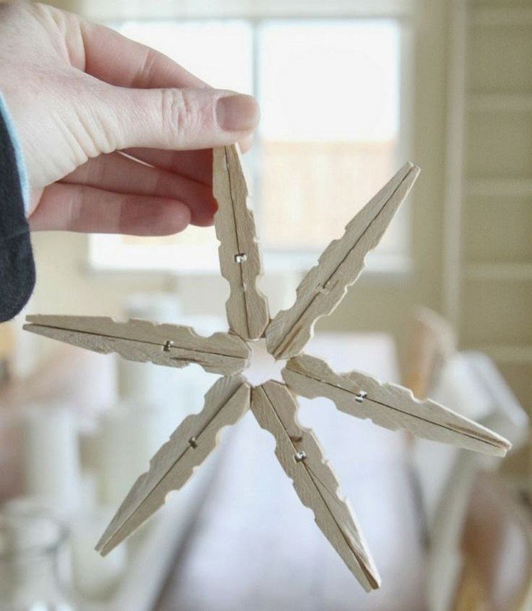 Prívesok snehovej vločky vyrobený z drevených štipcov na bielizeň Remeselné nápady s kolíčkami na prádlo snehová vločka-domáca výroba