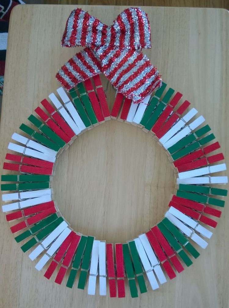 Vianočný veniec zo štipcov na bielizeň natretý zelenou, červenou a bielou farbou Remeselné nápady-štipce na bielizeň-vianočný veniec-zelená-biela-červená-
