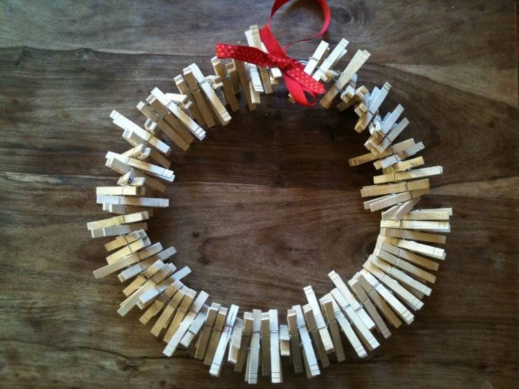 jednoduchý vianočný veniec z bielych štipcov na bielizeň drotárstvo-nápady-umývanie-čapík-vianočný veniec-jednoduché-biele-drôtené kutilstvo