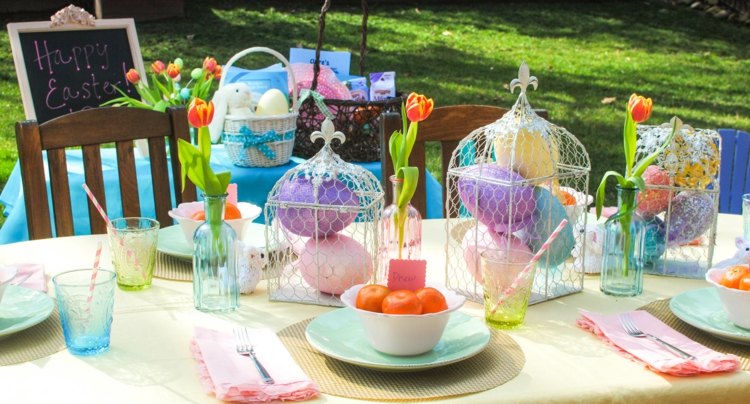 nápady na deco pre veľkonočný stôl lampáš-mriežka-optika-biele-veľkonočné vajíčka