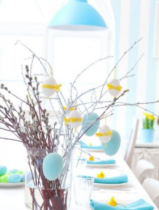 dekorácia stolu veľkonočná dekorácia kríkov aranžujte vyfúkané veľkonočné vajíčka