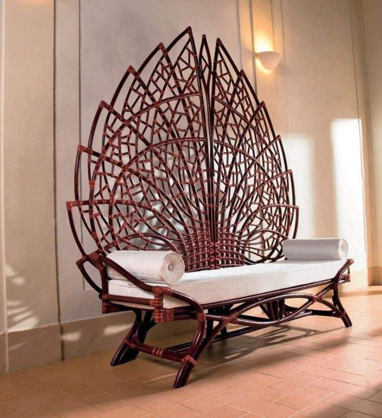 Dizajnový nábytok drevo-gauč-biely-vankúš-nástenná-lampa-béžová-dlažba