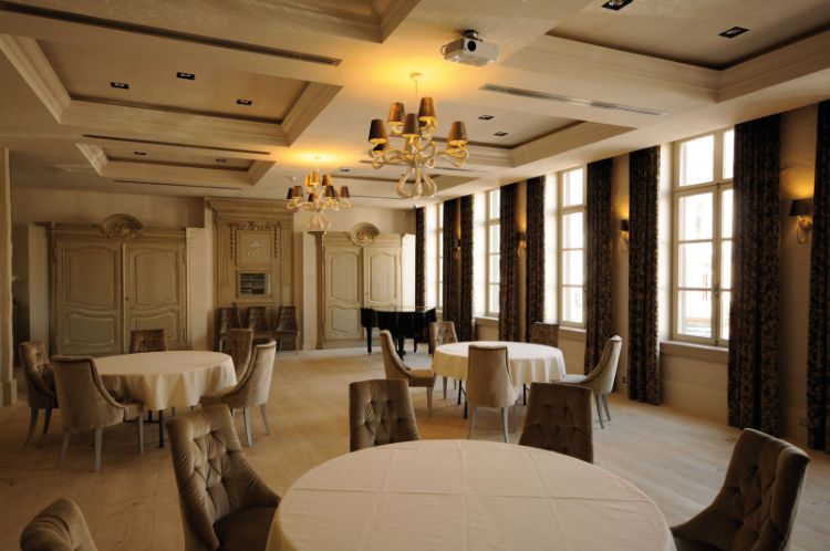 dizajnový nábytok-jedáleň-hnedá stolička-grdinen-béžový-obrus-nábytok-stropná lampa