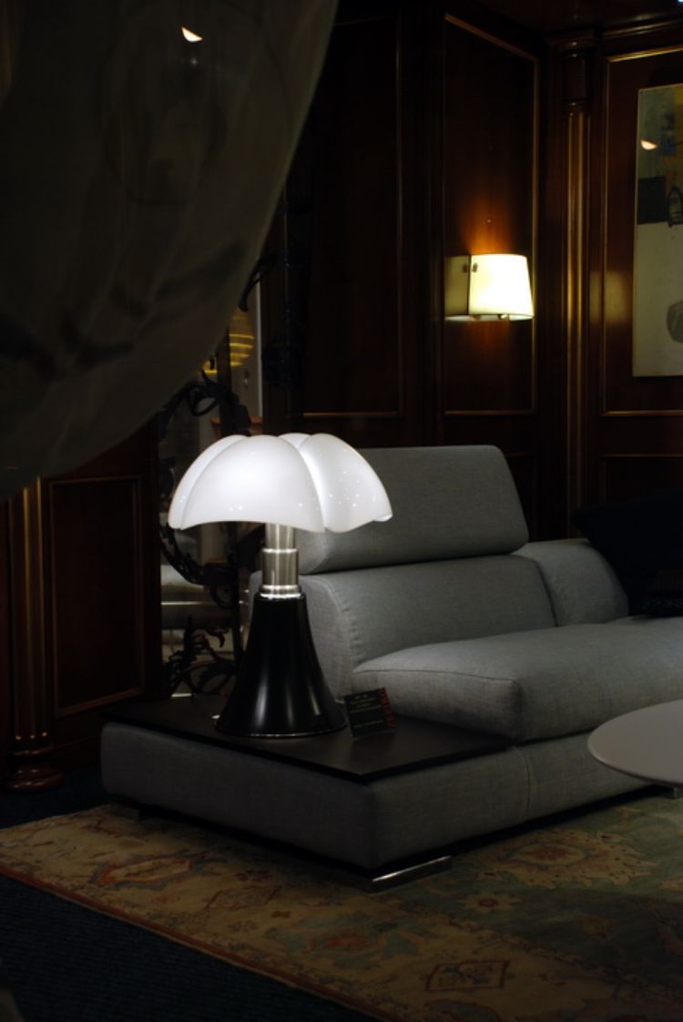 dizajnový nábytok-obývacia izba-sivá-sedačka-stolná lampa-čierna-biela-poťah na stenu-drevo