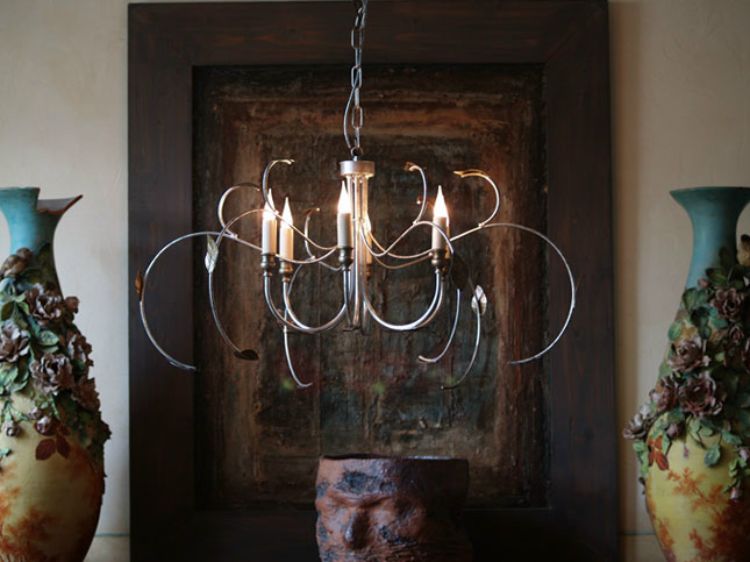 dizajnový-nábytok-luster-kovové-vázy-žlto-modrý-motív kvetu-hnedý-rám