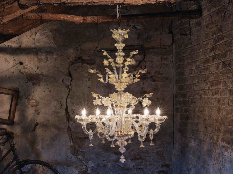 dizajnový-nábytok-luster-biela-béžová-sklo-krištáľ-drevo-strop-tehla-stena-bicykel