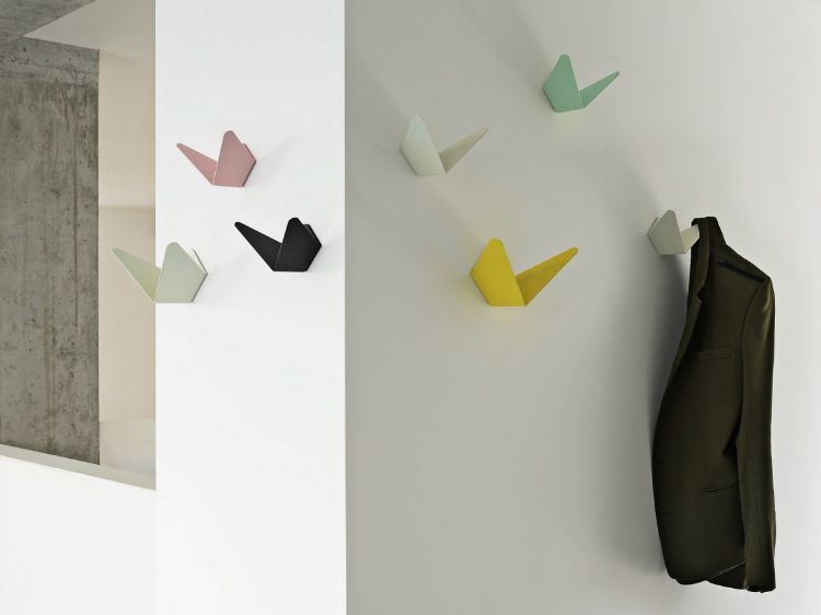 dizajnový-nábytok-nástenný-kabát-vešiak-ružovo-čierno-žlto-zeleno-hranatý-MOTÝĽ