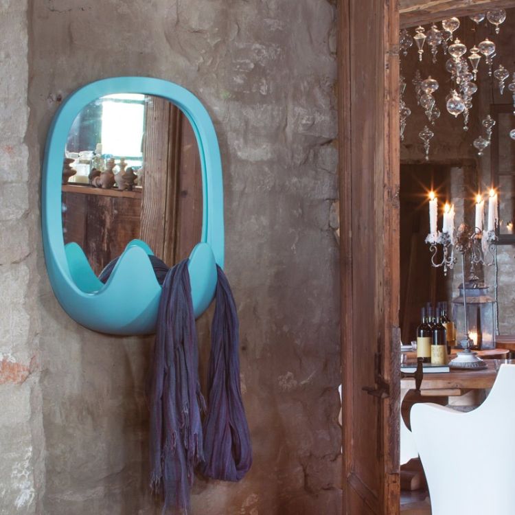 dizajnový-nábytok-nástenný-zrkadlo-háčik-oválny-modrý-vešiak-sivý-stena-OSKAR