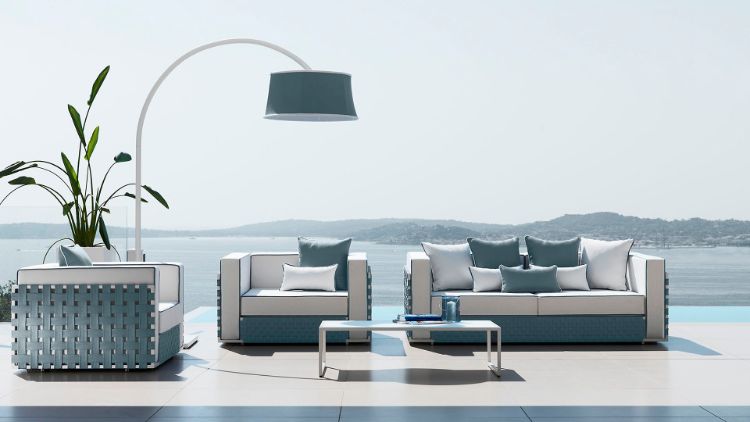 dizajnový nábytok-záhradná sedačka-biela-modrá-ratan-vankúše-zelená-rastlina-stojacia lampa-LILY