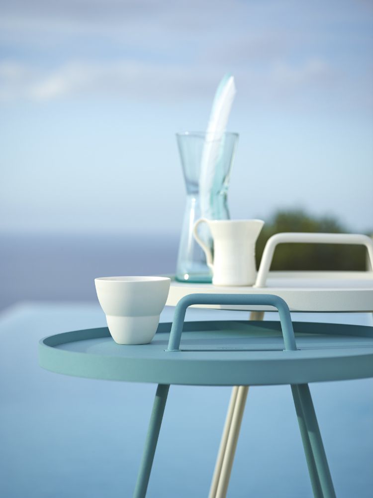 dizajnová-nábytok-modrá-biela-bočná-stolná-čajová-súprava-sklenená váza-NA-POHYB