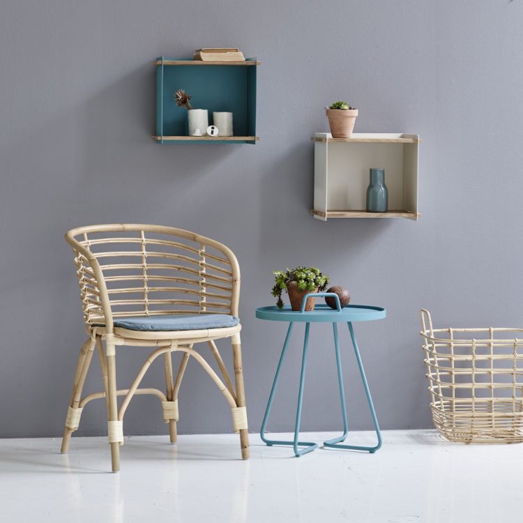 design-nabytok-modra-bocna-tabulka-zelena-rastlinna-ratanova stolicka-fialova-stena-biela-podlaha-NA-THE-MOVE