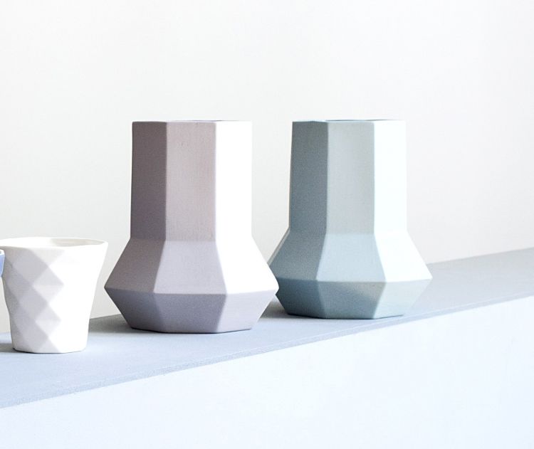 dizajnový-nábytok-váza-svetlo modrá-svetlo ružová-geometrická-hranatá-biela-nástenná polica