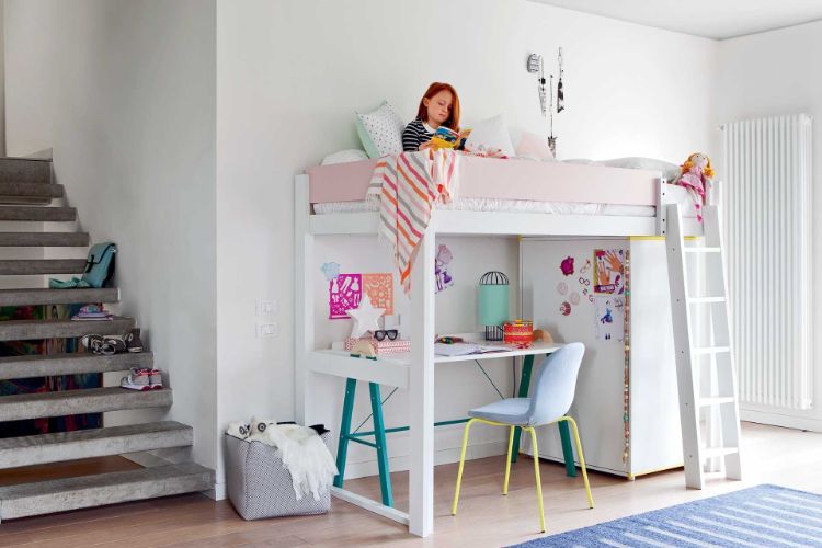 dizajnový nábytok-detská izba-podkrovná posteľ-ružovo-biela-písací stôl-zeleno-modro-žltá-stolička-Mäkko