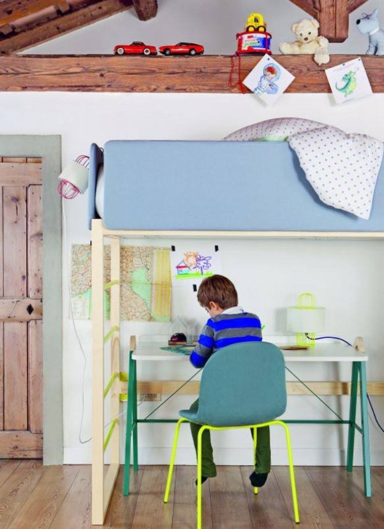 dizajnový nábytok-detská izba-podkrovná posteľ-modrá-drevený stôl-zelená-biela-stena-drevená podlaha-Mäkko
