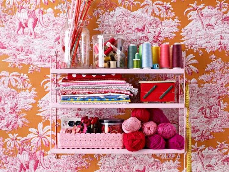 dizajnový nábytok-ružová-nástenná polica-tapeta-oranžovo-biela-ružovo-červená-priadza-KAPES