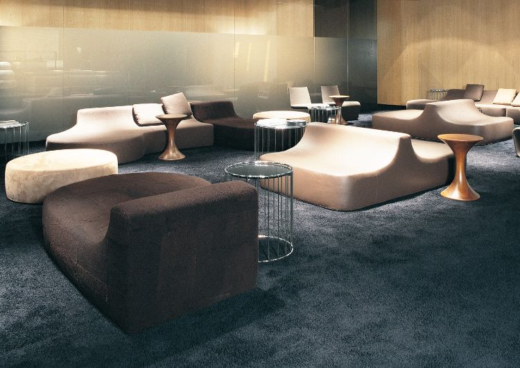 dizajn-nábytok-obývačka-ružová-sedačka-taburetka-tmavohnedá-sivá-koberec-HOCKNEY