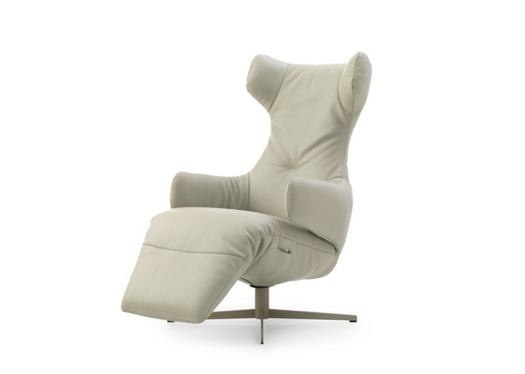 útulné kreslo pri krbe s relaxačnou stoličkou Saphira od Leolux-Joachim Nees Design Sedenie-útulný-krbový priestor-kreslo-kreslo-Saphira-Leolux-Joachim-Nees