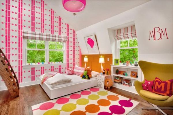 Skosená detská izba zariadila ružové farebné tapety pre dievčatá