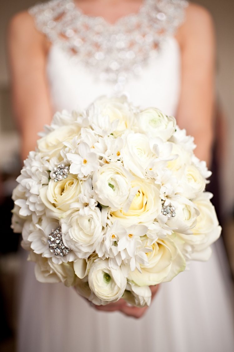 Nádherné svadobné kytice vyrobené z čerstvých bielych kvetov a zdobené kryštálmi úžasná-svadobná-kytica-svadba-zima-biela-žltkastá-šperk-brošňa