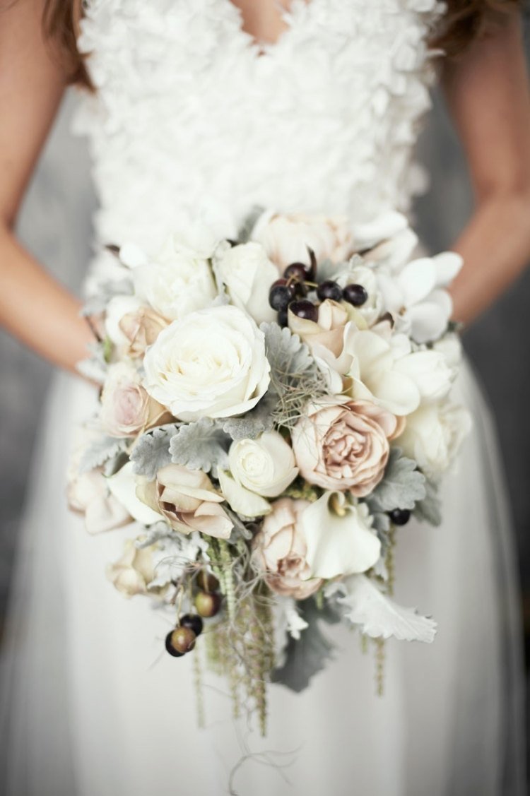 Nádherné svadobné kytice s bielymi ružami, machom a zimným ovocím úžasná-svadobná-kytica-svadba-zima-biela-mach-ruže-jemná ružová