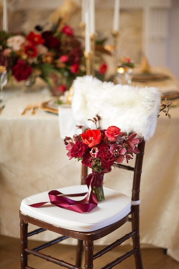 Nápad s červenými kvetmi na zimnej dekorácii zimné-stulh-červené-kvety-svadobné-kytice