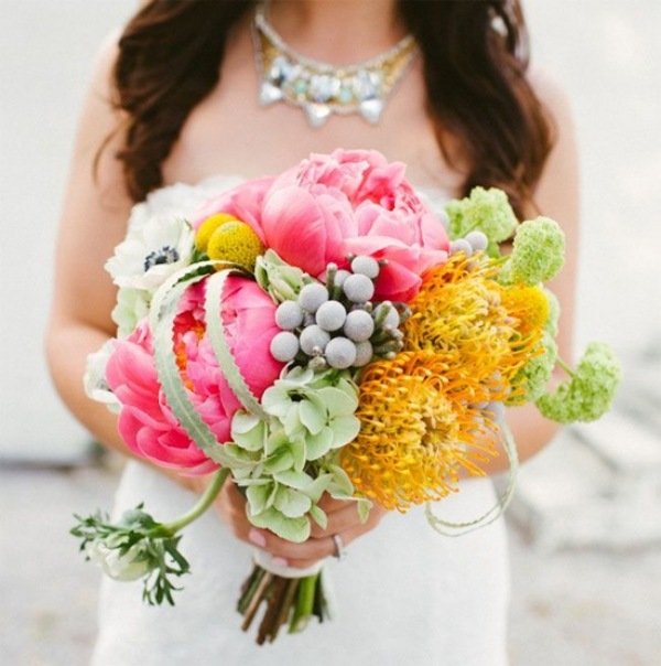 Nádherná svadobná kytica so žltými a ružovými akcentmi žlto-biela-ružová-farby-svadobná-kytica