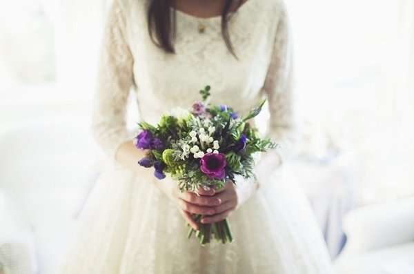 Jemná kombinácia, ktorá pripomína poľné kvety 23-nápadov-zimná-svadobná-kytica-nevesta