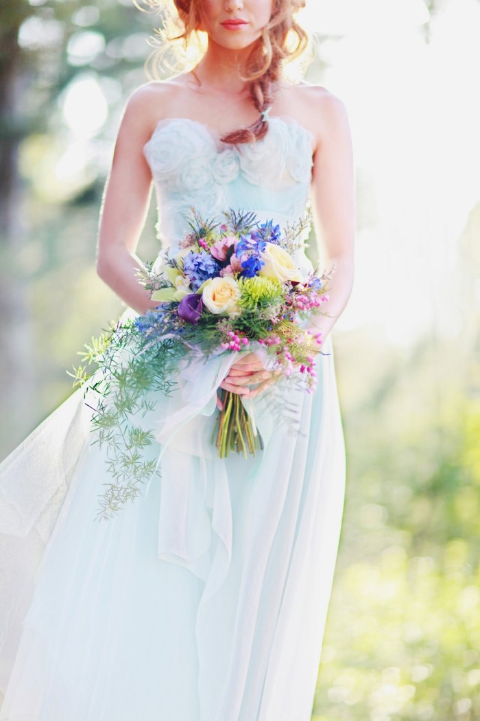 Svadobná kytica s čerstvo nazbieranými kvetinovými doplnkami pre nevestu Kvapky-svadobná kytica-čerstvé-nazbierané-kvety-doplnok-nevesta