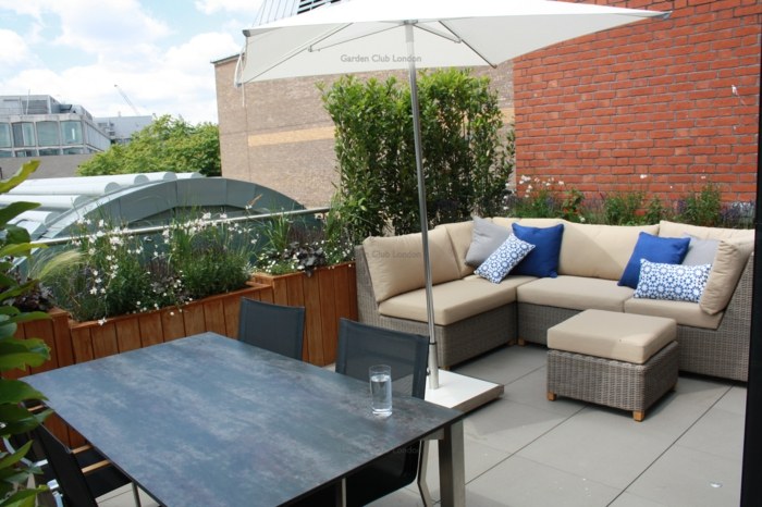 Polyratanový nábytok s čalúnenými vankúšmi