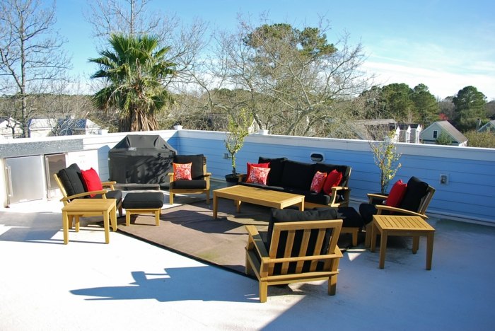 s odolným dreveným nábytkom