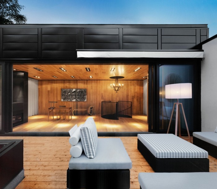 s vankúšmi z ratanového nábytku a čalúnenia