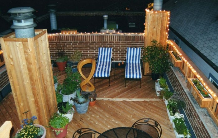 Kovový stôl a stoličky s drevenou podlahou a ležadlami s čalúnením